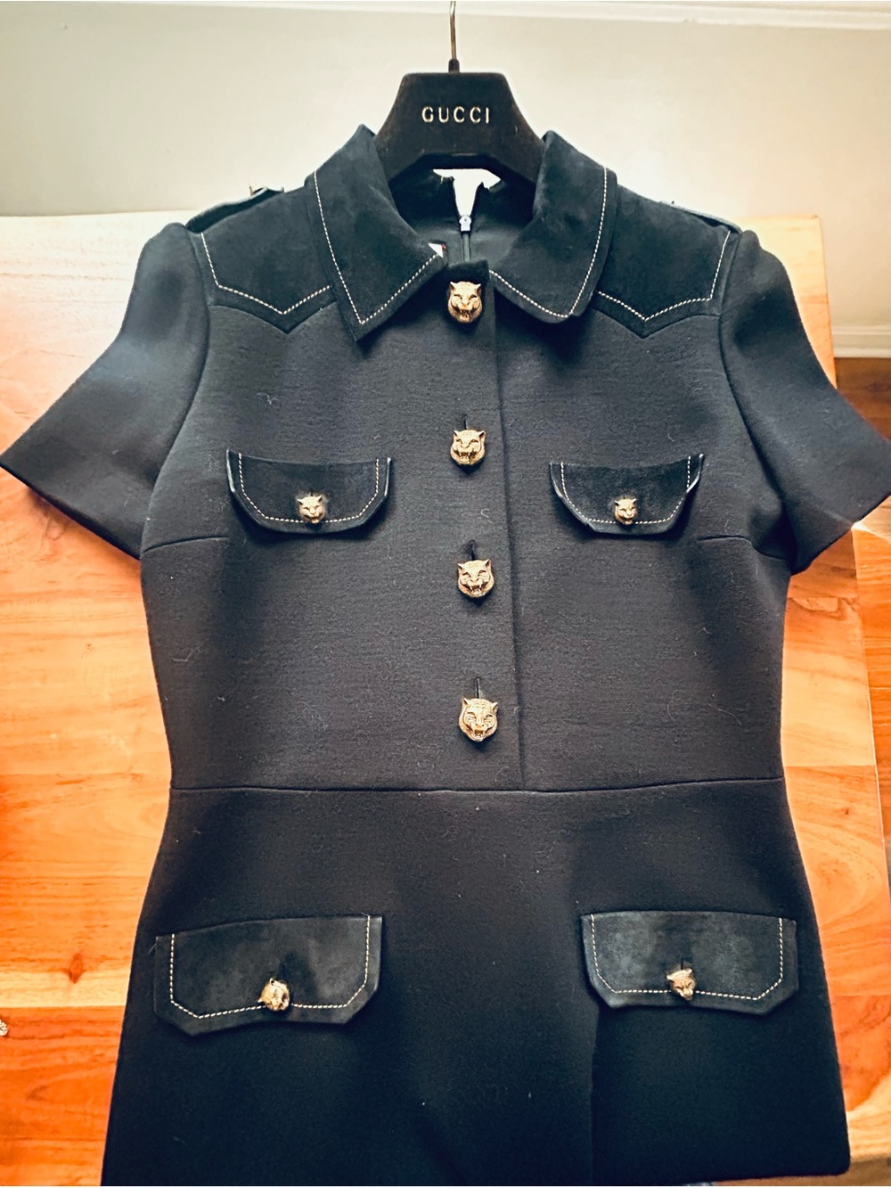 Gucci short sleeved dress with horsebit belt, suede and tiger button accents - Picture 5 of 9
